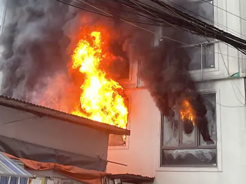 Thoát hiểm ngoạn mục giữa hỏa hoạn ở Lĩnh Nam: 7 người sống sót nhờ kỹ năng sinh tồn và lòng dũng cảm đáng học hỏi của những "người hùng"