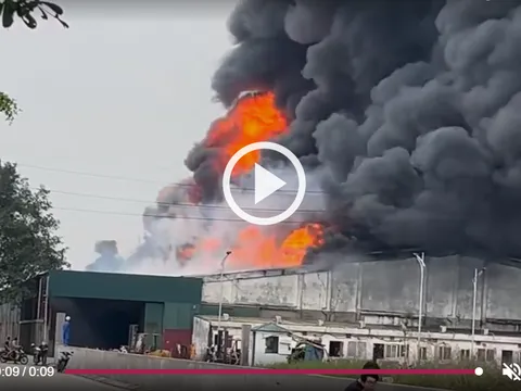 Video: Lửa đỏ rực bao trùm xưởng tái chế nhựa ở Hưng Yên, khói cao hàng chục mét