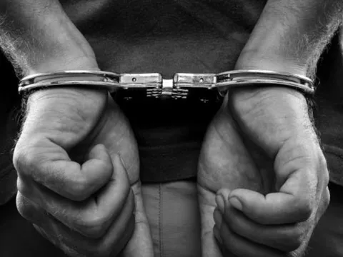 Rapper nổi tiếng bị bắt vì bạo lực gia đình: Những chi tiết gây sốc tại sân bay khiến fan bàng hoàng