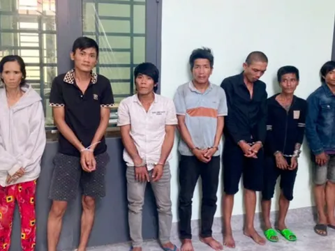 Đột kích rừng tràm, phát hiện 6 người đàn ông và 1 phụ nữ "làm chuyện động trời"