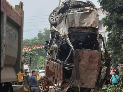 Những hình ảnh kinh hoàng tại hiện trường vụ lật xe tải ở Phú Thọ: Hàng chục tấn đất phủ kín 2 phương tiện và 2 nạn nhân