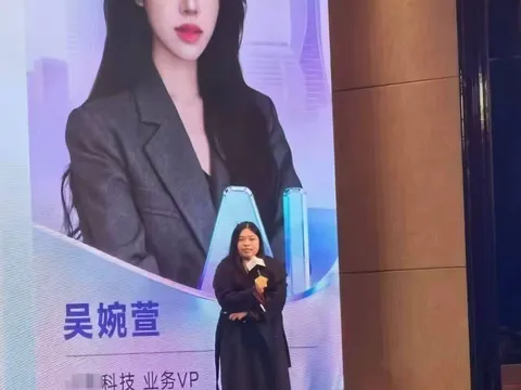 Đang phát biểu thì ‘lộ’ nhan sắc thật: Nữ lãnh đạo công nghệ khiến cả hội nghị ngỡ ngàng không biết ai là thật, ai là giả