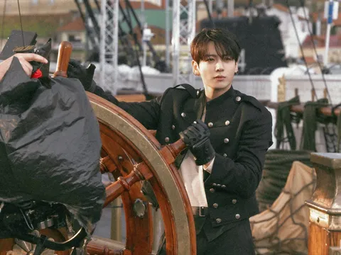 Chỉ sau một đêm, Jungkook (BTS) khiến cộng đồng fan "dậy sóng" vì động thái lạ với BLACKPINK, EXO