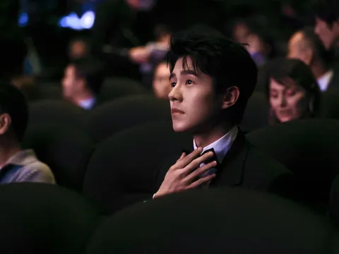 Hình tượng "nam thần thanh xuân" tan vỡ: Lưu Hạo Nhiên vướng nghi vấn đi quán bar "tay vịn"