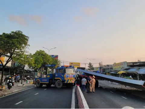 Hiện trường ám ảnh dưới cầu Kênh Tẻ: Đầu xe rác bị đè nát sau cú rơi trực diện của thanh thép hơn 10 tấn, tài xế tử vong