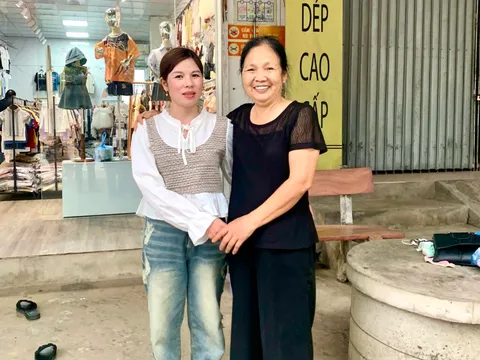 Người phụ nữ thấy túi xách lạ trước cửa, vừa mở ra đã tá hỏa báo công an