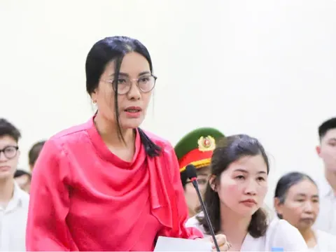 Khóc trong 40 phút, cựu hiệu trưởng Ba Đình xin giảm nhẹ hình phạt tại TAND Hà Nội