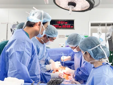 Phát hiện "thứ đáng sợ" gần 12kg trong tử cung của cô gái trẻ