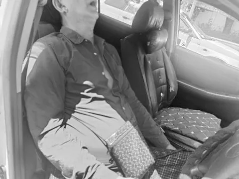 Sốc: Một ca sĩ đột tử khi đang xếp hàng chờ đổ xăng