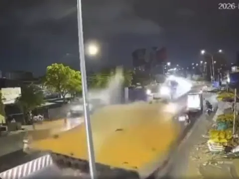 Clip kinh hoàng: Tấm thép 10 tấn rơi xuống, đè nát cabin xe rác khiến tài xế tử vong