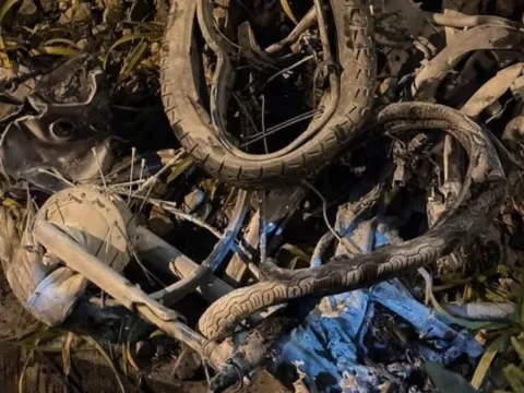 Hiện trường kinh hoàng ở Thượng Phúc: Xe máy bị vò nát hoàn toàn sau tai nạn với tàu SE19, hai cô gái 23 tuổi tử vong