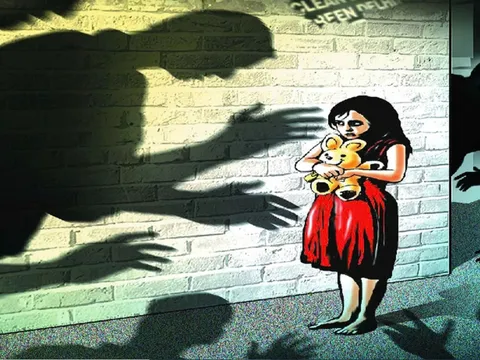 Đằng sau lớp áo bảo vệ: Học sinh tiểu học trở thành nạn nhân bị xâm hại của bảo vệ 68 tuổi và 56 tuổi