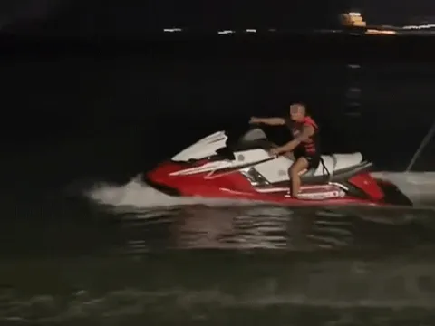 TikToker 1 triệu follow "quẩy" mô tô nước ở khu vực cấm tại Nha Trang: Công an đang chờ làm việc