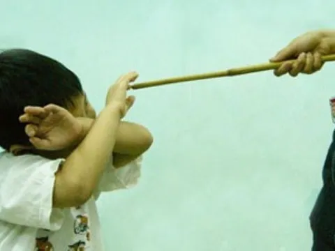 Diễn biến mới vụ phụ huynh vào trường đánh học sinh 10 roi: 2 cô giáo bị đình chỉ giảng dạy