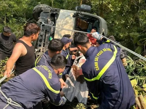 Xe 29 chỗ lao xuống vực tại Tam Đảo, nhiều người bị thương, trong đó có trẻ em