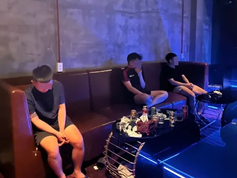Đêm hỗn loạn tại karaoke T.A.K ở Đà Nẵng, 5 người bị bắt