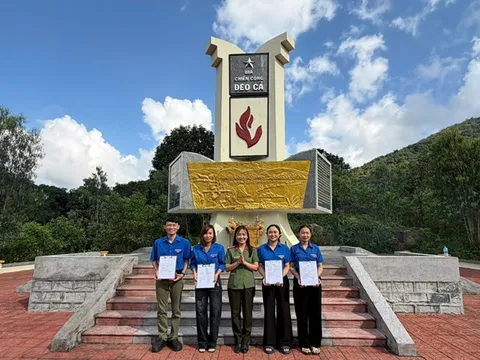 Khoảnh khắc nghẹt thở trong phòng cấp cứu, nghĩa cử của một chiến sĩ công an khiến nhiều người xúc động