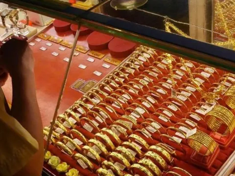 Giá vàng hôm nay 30/3: Vàng miếng và vàng nhẫn cùng “đứng giá”, diễn biến khó lường