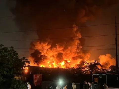 Cháy xưởng gỗ đối diện Bệnh viện K: Người dân kể phút hoảng loạn khi lửa bùng lên