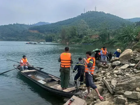 Lật thuyền giữa đêm trên hồ thủy điện Chiêm Hóa, bố mẹ mất tích: Con trai đã may mắn sống sót bằng cách nào?