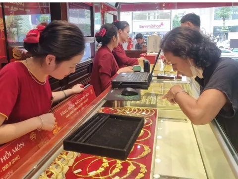 Giá vàng chiều 30/3: “Bật tăng” 2,4 triệu đồng/lượng chỉ trong vài giờ, lý do bất ngờ là gì?