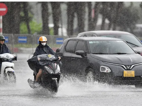 Sau giông lốc, mưa đá gây thiệt hại, không khí lạnh chuẩn bị tràn xuống miền Bắc