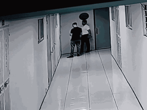 Công an vào cuộc vụ người đàn ông đập cửa, chửi bới 2 cụ bà trong chung cư ở Hà Nội: Hé lộ thân thế và nguyên nhân gây rối