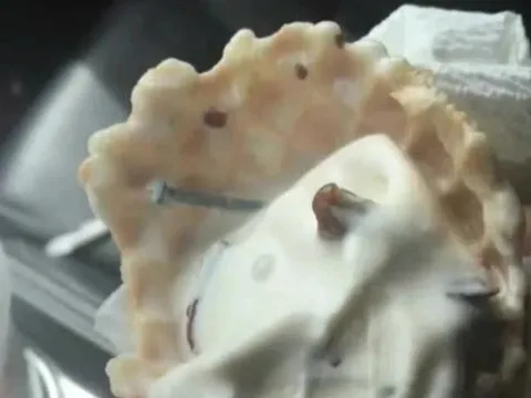 Nuốt phải vật thể "lạ" khi ăn kem, người phụ nữ được đền bù "khủng", con số khiến ai cũng phải dụi mắt