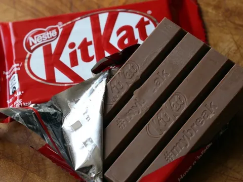 Xe tải chở hơn 400.000 thanh KitKat "bốc hơi": Nestlé hé lộ dấu vết truy tìm có trên từng thanh chocolate