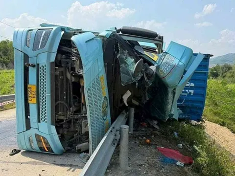 Hiện trường thảm khốc: Xe container đè trúng xe máy, 3 người tử vong