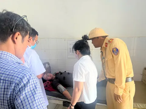 Người phụ nữ nghi đột quỵ khi lái xe, được CSGT Lâm Đồng hỗ trợ trong “phút vàng”, thoát nguy hiểm