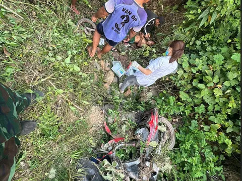 Thương tâm:  Xe máy lao xuống vực làm vợ tử vong, chồng trọng thương, hoàn cảnh gia đình khiến nhiều người xót xa