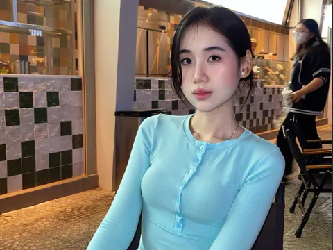 Cận cảnh nhan sắc nàng Á hậu Huế sở hữu IELTS 8.0, sáng lập dự án “Tiếng Anh cho em”