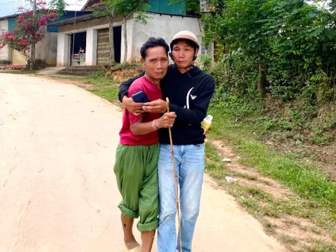 Khoảnh khắc vỡ òa tìm được cụ ông 73 tuổi đi lạc 30km suốt đêm