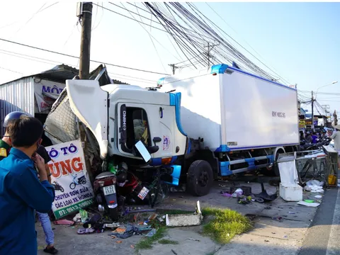 Hiện trường kinh hoàng: Xe tải lao như “thần tốc”, cuốn 5 xe máy và hàng loạt sạp hàng, tài xế nguy kịch