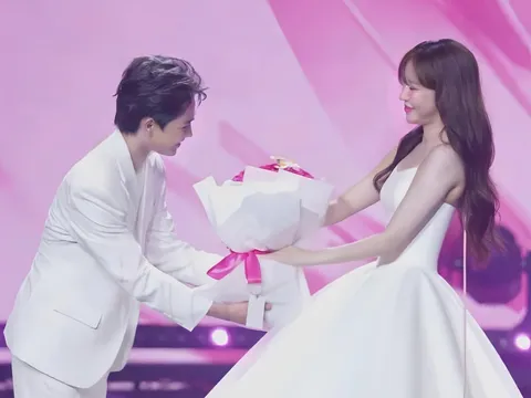 Phát hờn với khoảnh khắc Tăng Duy Tân nắm tay Bích Phương không rời giữa đám đông