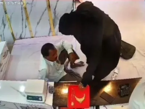 "Nữ quái" dùng súng cướp cửa hàng vàng, cảnh sát hé lộ chi tiết "đắt giá" từ camera giám sát