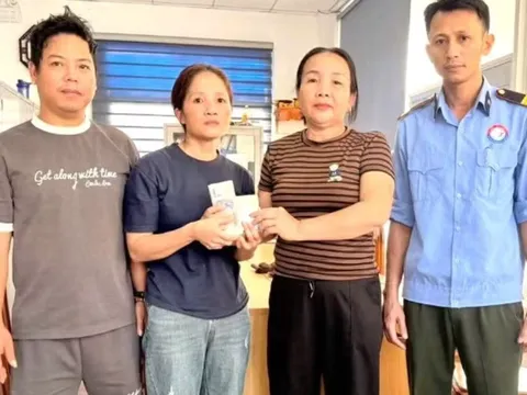 “Bàn tay vàng" giữa đời thường: Nhặt ví tiền lớn, người phụ nữ trả lại chủ nhân trong giây lát