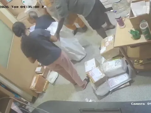 Mở kiện hàng lạ, nhân viên bưu điện hoảng loạn khi thấy người đàn ông bên trong