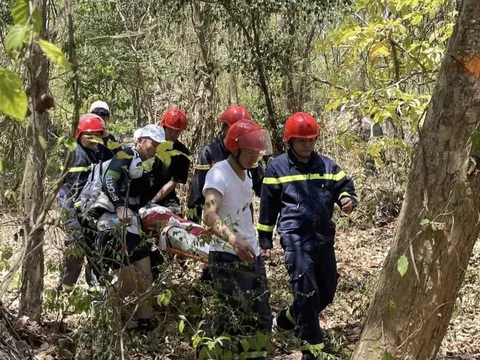 Những hình ảnh hiếm có: Cảnh sát băng rừng cứu du khách gặp nạn trên núi Dinh