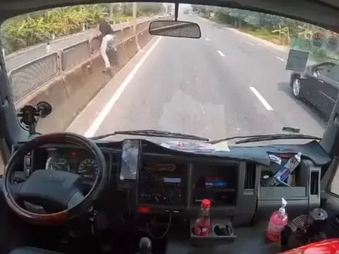 Tài xế lao khỏi cabin cứu bé 2 tuổi đi một mình giữa quốc lộ: Gia đình cháu bé nói gì?