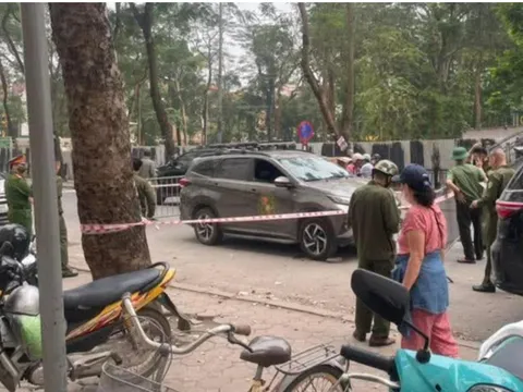 Cảnh sát phong tỏa hiện trường vụ tài xế ô tô bị đâm bằng dao tại Linh Đàm