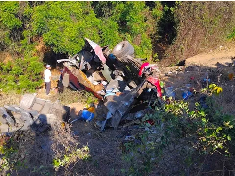 Xe khách chở thợ lặn gặp nạn thảm khốc trên đường về nhà: 4 người chết tại chỗ, nhiều người bị thương