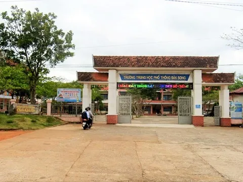 Vụ giáo viên tại trường THPT ở Lâm Đồng bị phát tán hình ảnh nhạy cảm: Hiệu trưởng xác nhận và thông tin đáng chú ý về loạt tờ rơi, hé lộ nguyên nhân