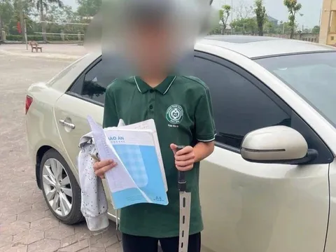 Nam sinh lớp 9 mang thứ hãi hùng đến trường học, công an xã xử lý nhanh