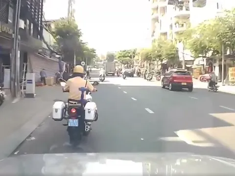 Hình ảnh đẹp lay động của cảnh sát giao thông trên đường khiến ai cũng cay khóe mắt