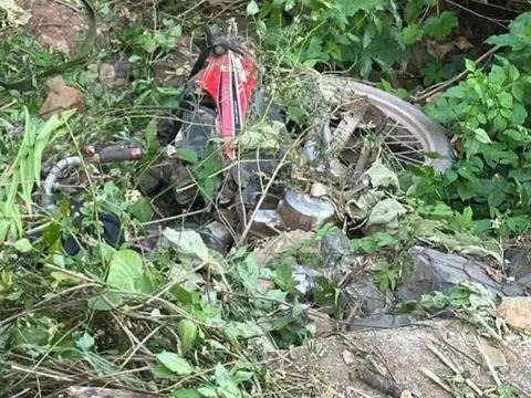 Hiện trường xót xa 2 vợ chồng thương vong khi xe máy lao xuống vực