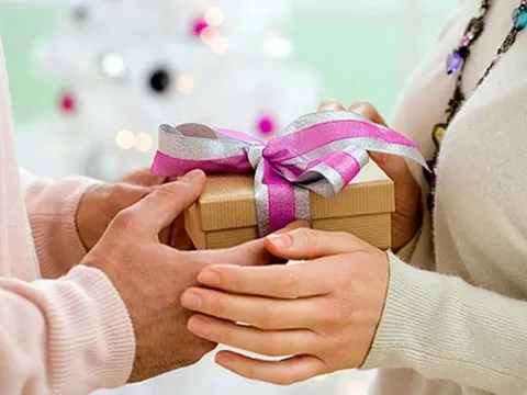 Mẹ chồng đưa cho tôi một gói quà sang trọng ngay tại lễ cưới, tôi nghĩ ngay đến chuyện ly hôn khi bóc nó ra