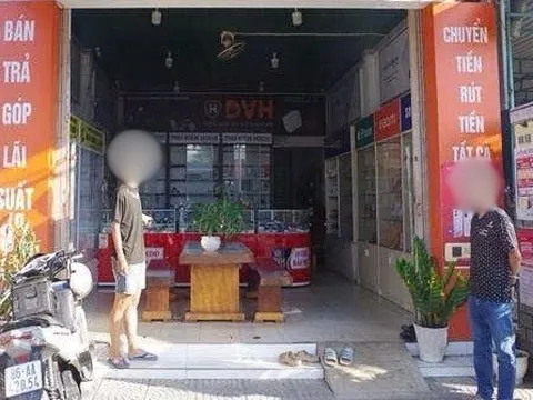 Hành vi gây sốc của nam thanh niên sinh năm 2008 ở tiệm điện thoại di động