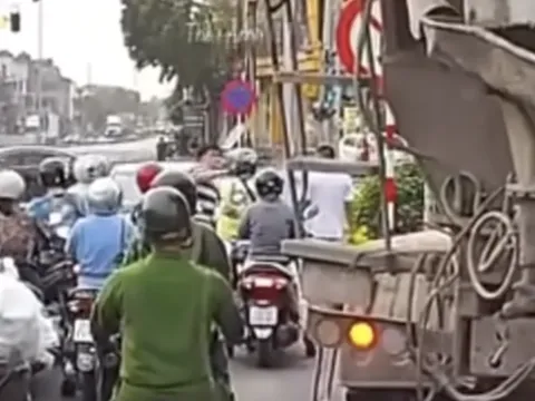 Làm rõ clip ghi lại cảnh người đàn ông đứng trước ô tô con dừng ngược chiều, hành hung tài xế xe máy ở Hà Nội